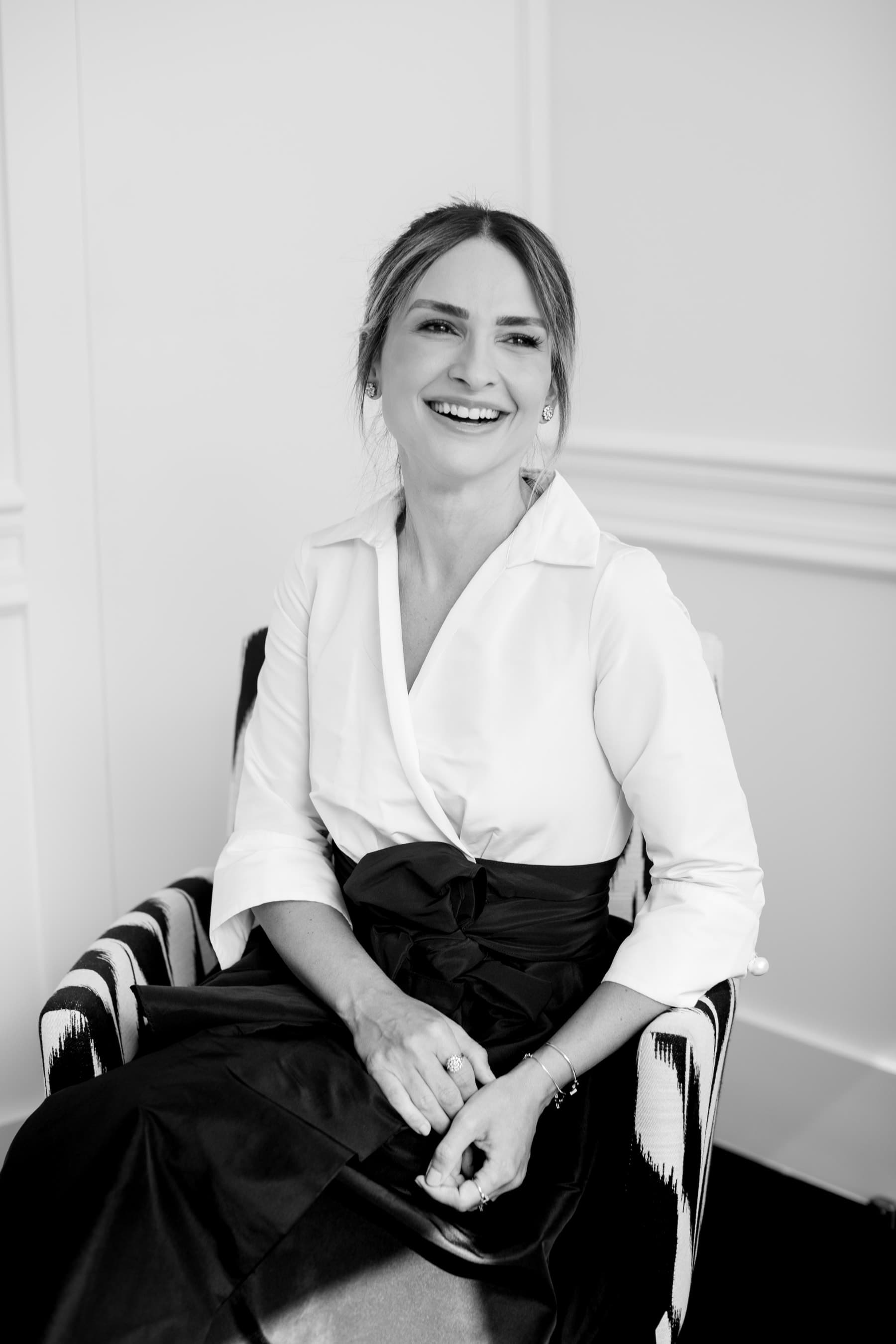 Dra. Laura Micherif sentada na clínica