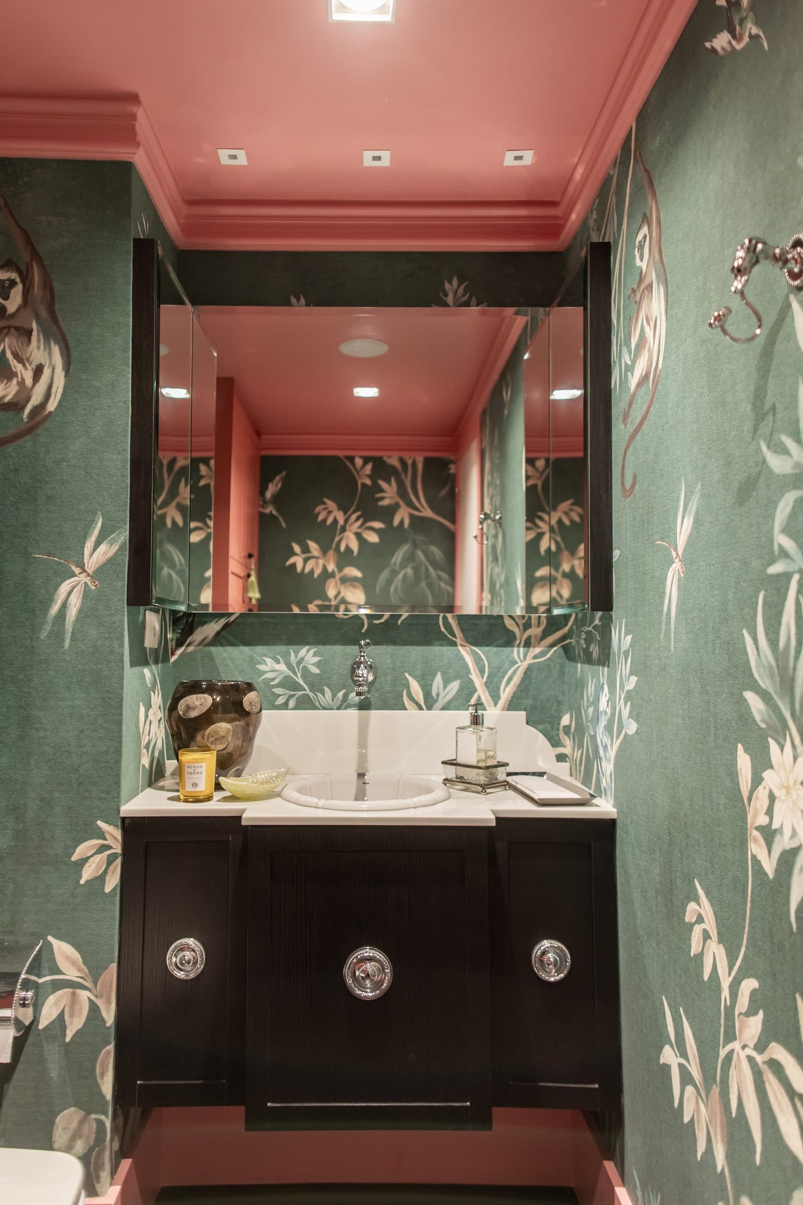Lavabo com papel de parede ilustrado